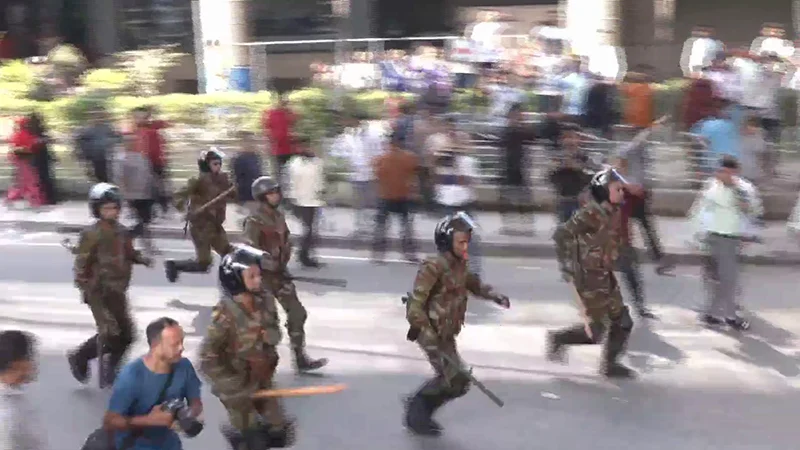 মিরপুর ও মহাখালীতে অটোরিকশা চালকদের ধাওয়া সেনাবাহিনীর